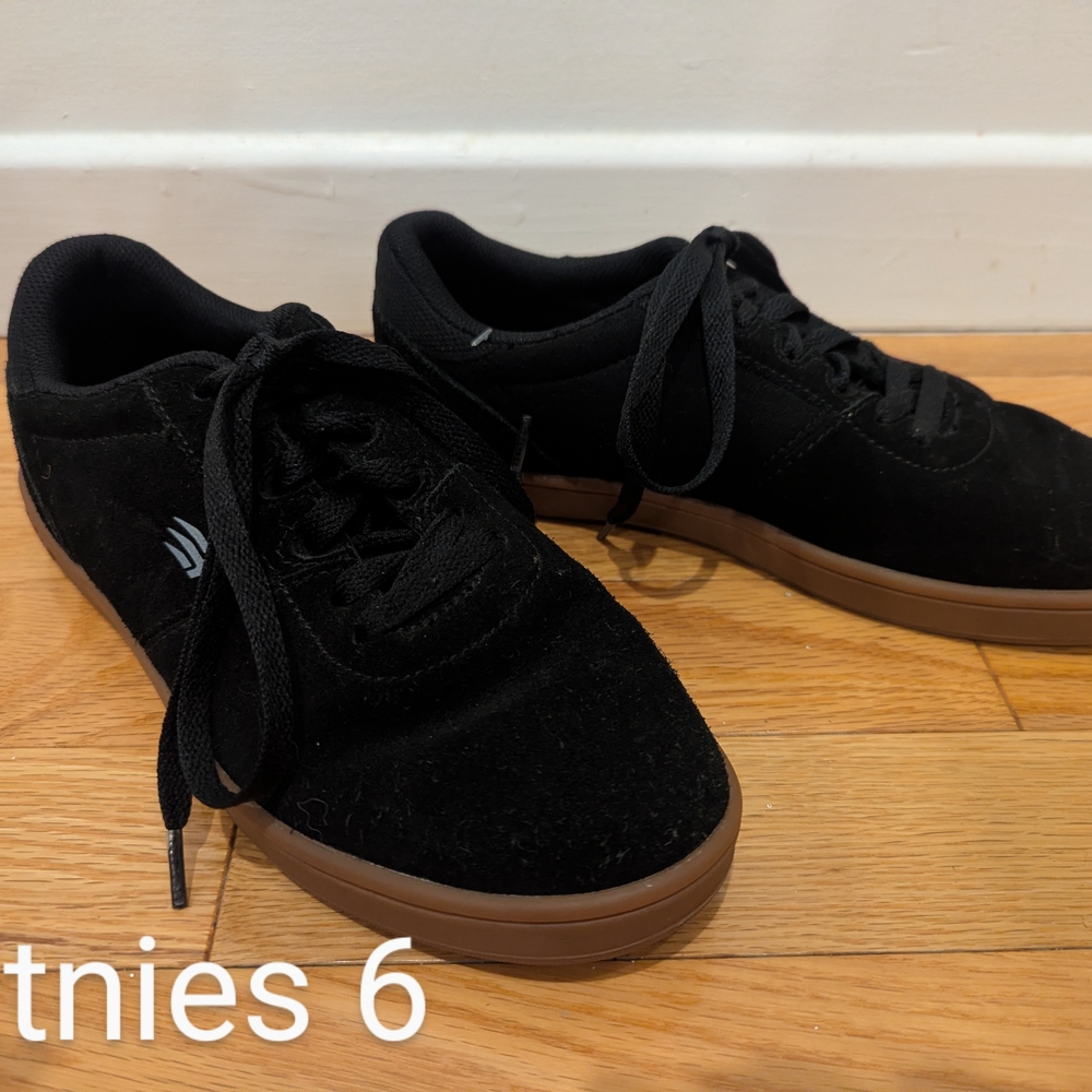 Etnies 6 Skate Shoes Black with Tan Soles